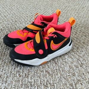 Girls Nike basketball sneakers size 3.5Y (big kids) EUC